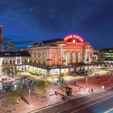 Una vista nocturna de la histórica Denver Union Station en Denver, Colorado